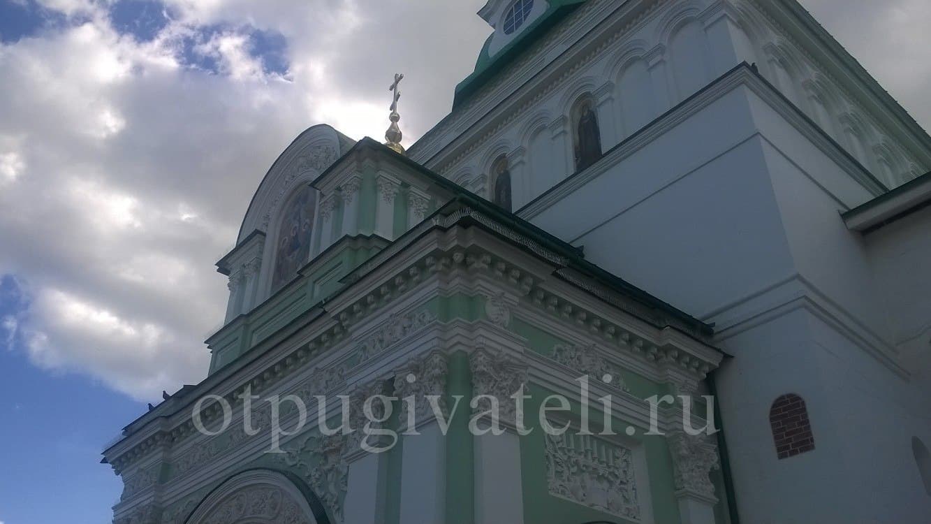 Карнизы башни после установки шипов