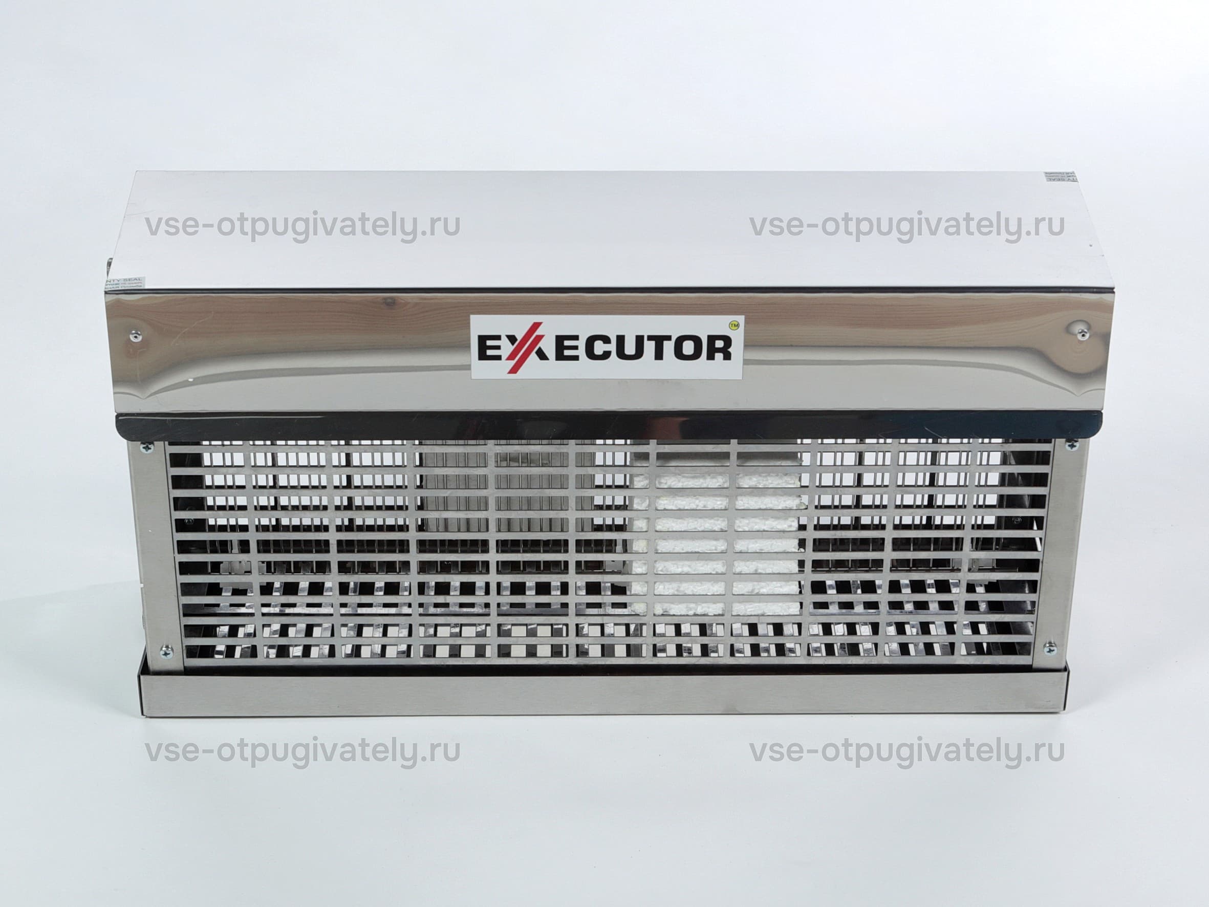 Уничтожитель летающих насекомых с высоковольтной сеткой YUTEC Executor EX-30 S/St — вид спереди: корпус из нержавеющей стали с табличкой Executor, за решёткой высоковольтная сетка и белые колбы