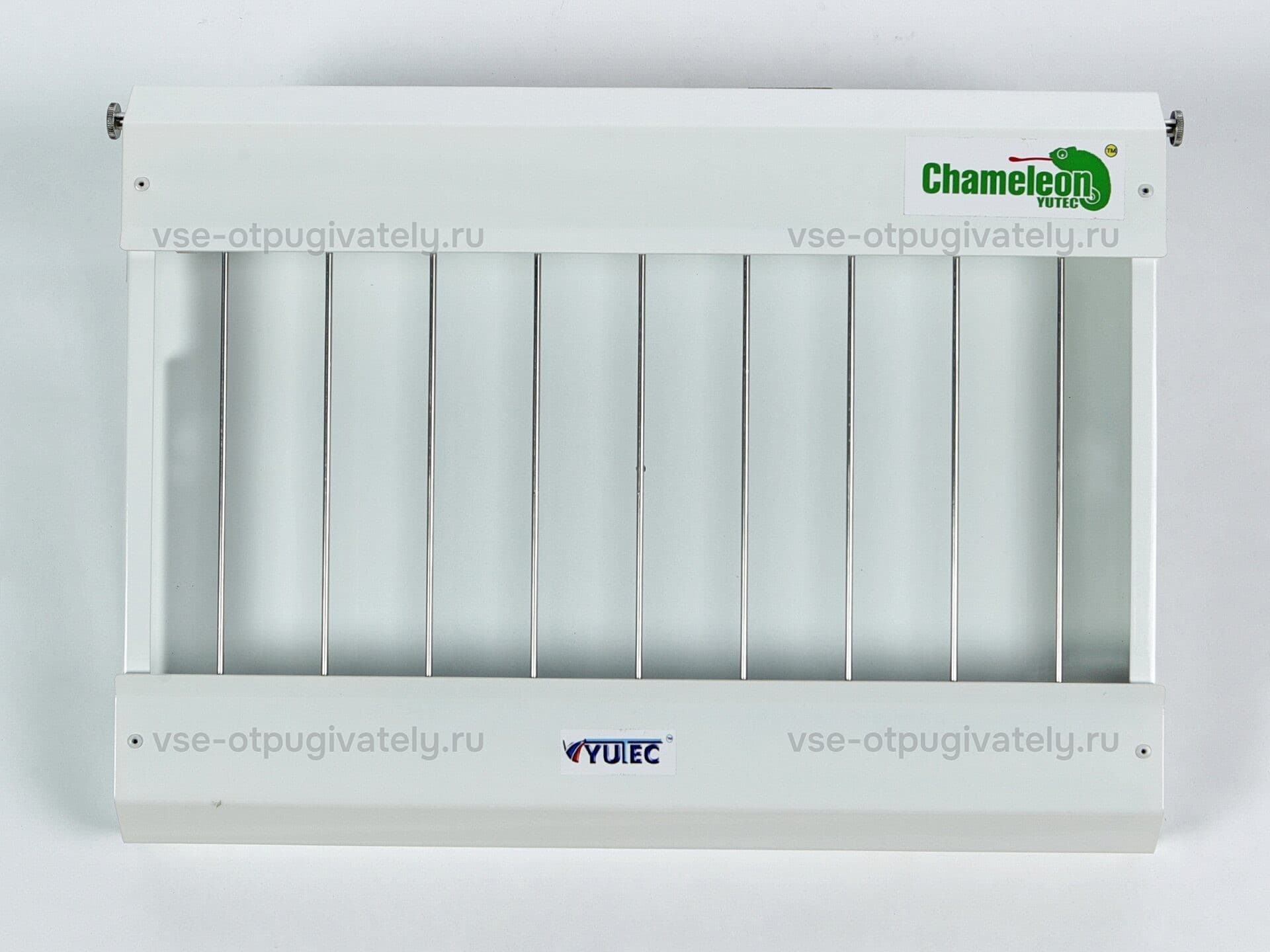 Уничтожитель летающих насекомых на клеевой основе YUTEC Chameleon CMY-36 W — вид спереди: белая рамка с зелёной табличкой Chameleon и знаком YUTEC внизу, вертикальные прутья защитной решётки