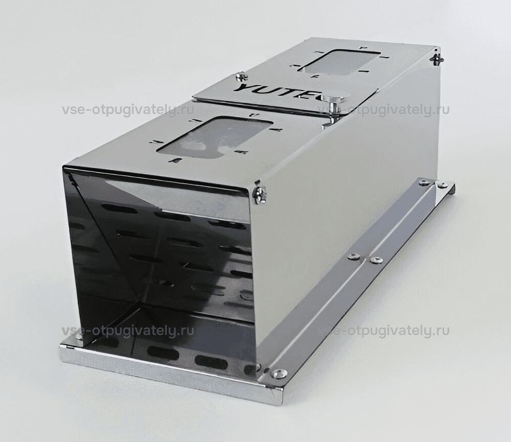 Многоместная живоловка для крыс YUTEC Rodent Trap Multi RTR-5 Zn — общий вид: большой металлический тоннель с открытым торцом, окна в крышке и средняя пластина YUTEC, основание с отверстиями