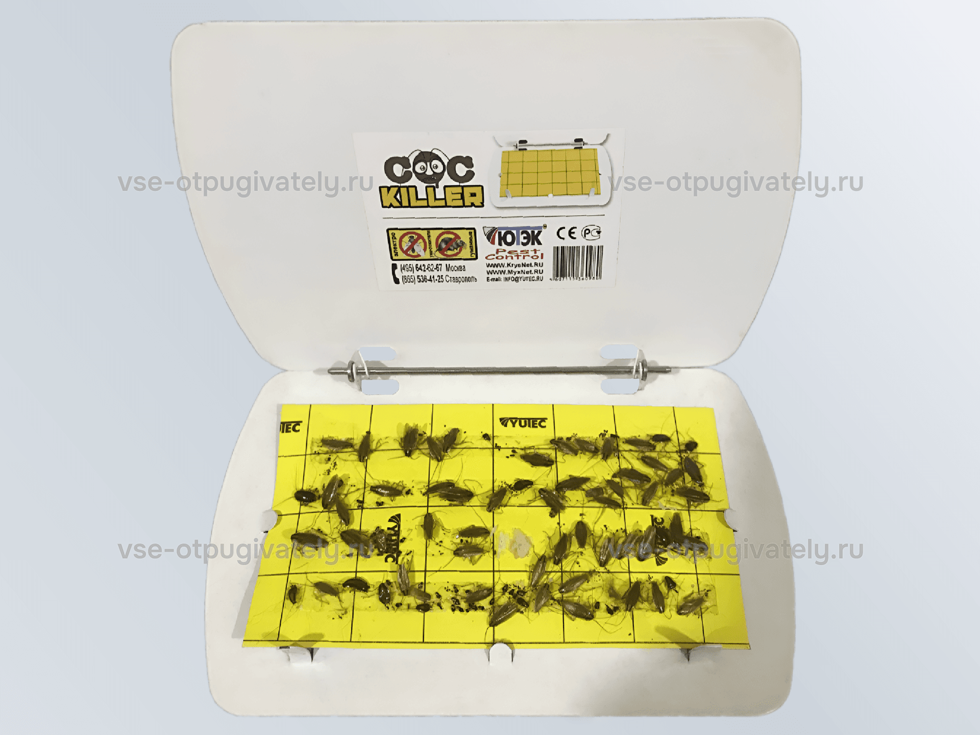 Клеевая ловушка для насекомых и мелких грызунов YUTEC CocKILLER CoK-220 Zn — ловушка открыта, клеевая подложка: раскрытый корпус, тараканы на жёлтом листе в клетку, этикетка CocKILLER на крышке