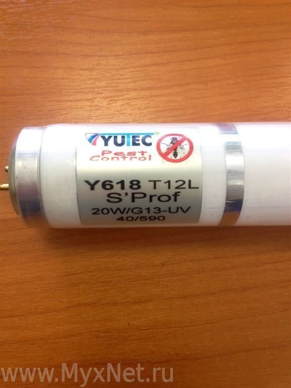 Безосколочная инсектицидная лампа YUTEC Y641 S'Prof, 40 Вт, T12, цоколь G13 — цоколь лампы крупным планом